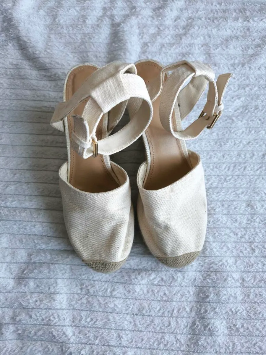 Platform shoes for sale in Co. Dublin for €5 on DoneDeal