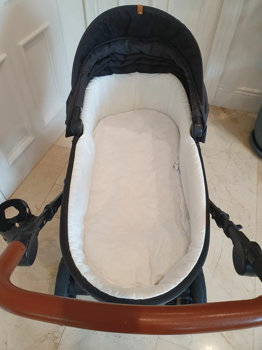 Babylo pram and & Maxi cosi car seat& Bas for sale in Co