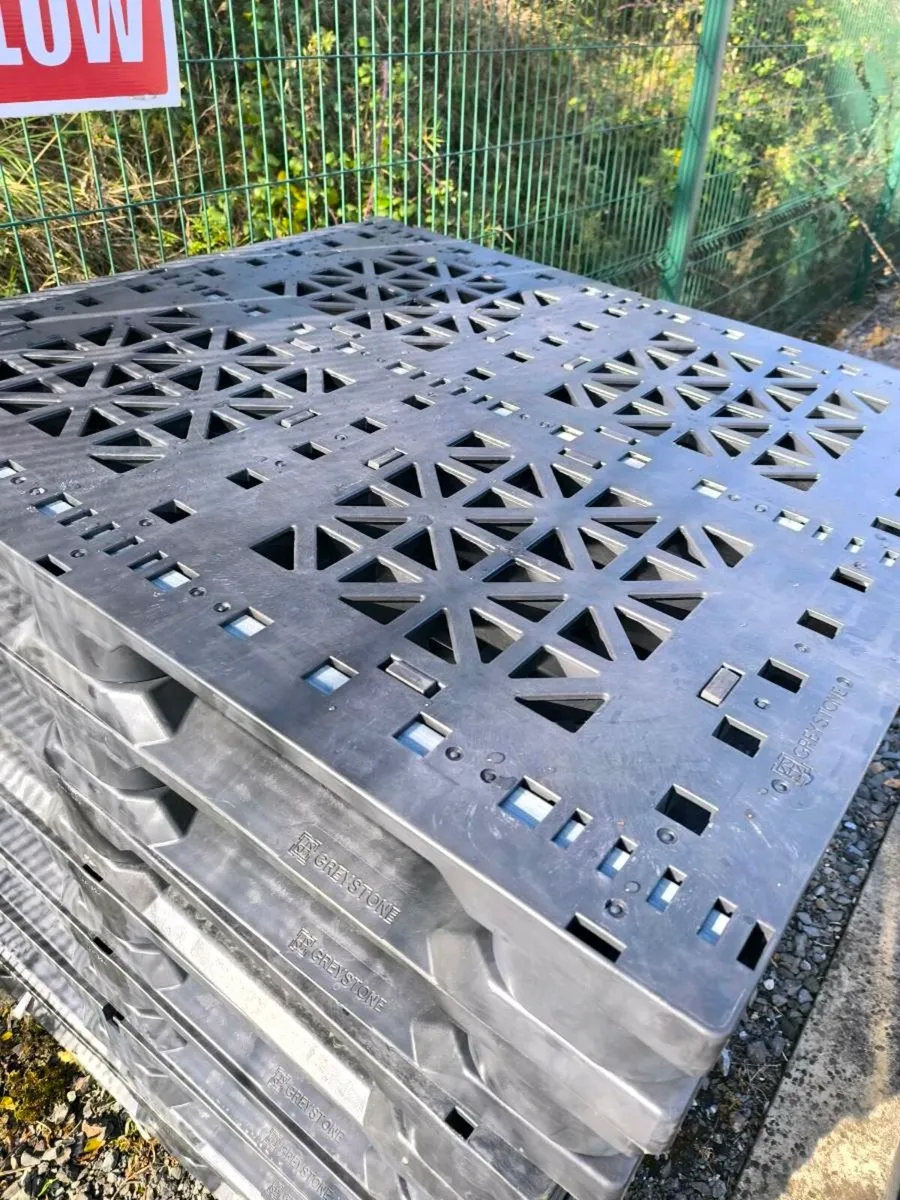 200 plastic pallets like new - Image 1