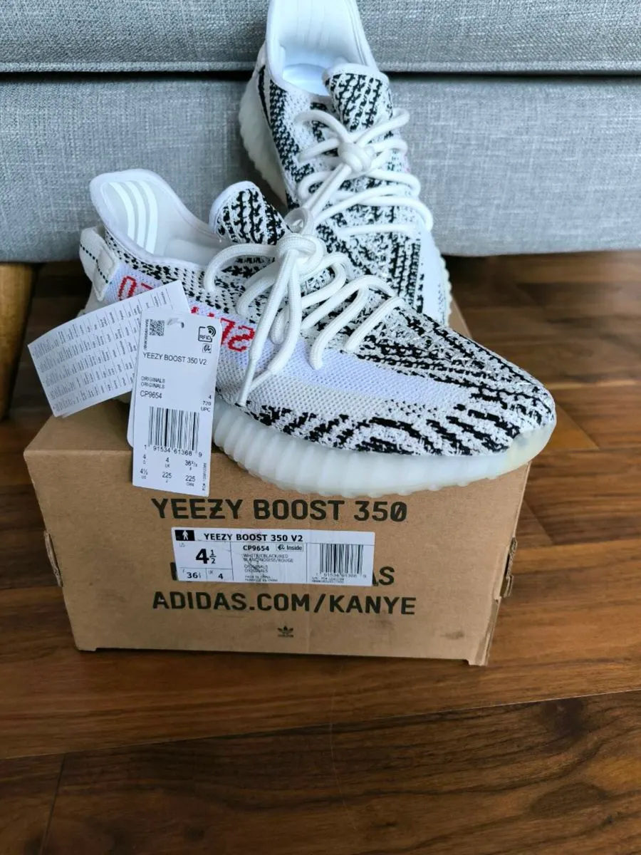 Yeezy Boost 350 V2 Zebra size 4 uk