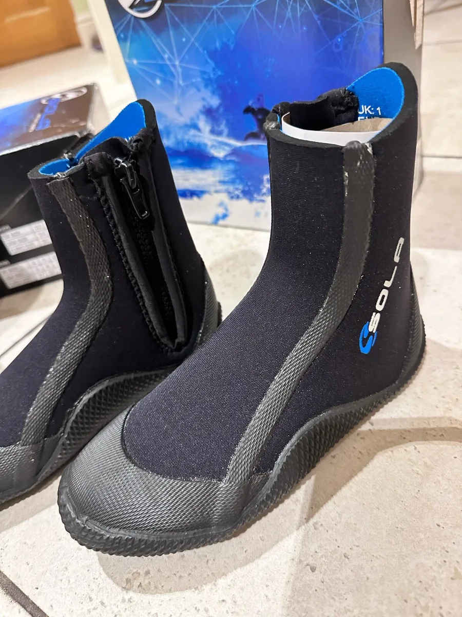 Kids wetsuit boots size 1&2 - Image 2