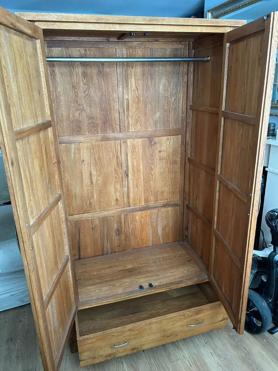 Solid Oak Wardrobe and matching Chest of Drawers - Image 2