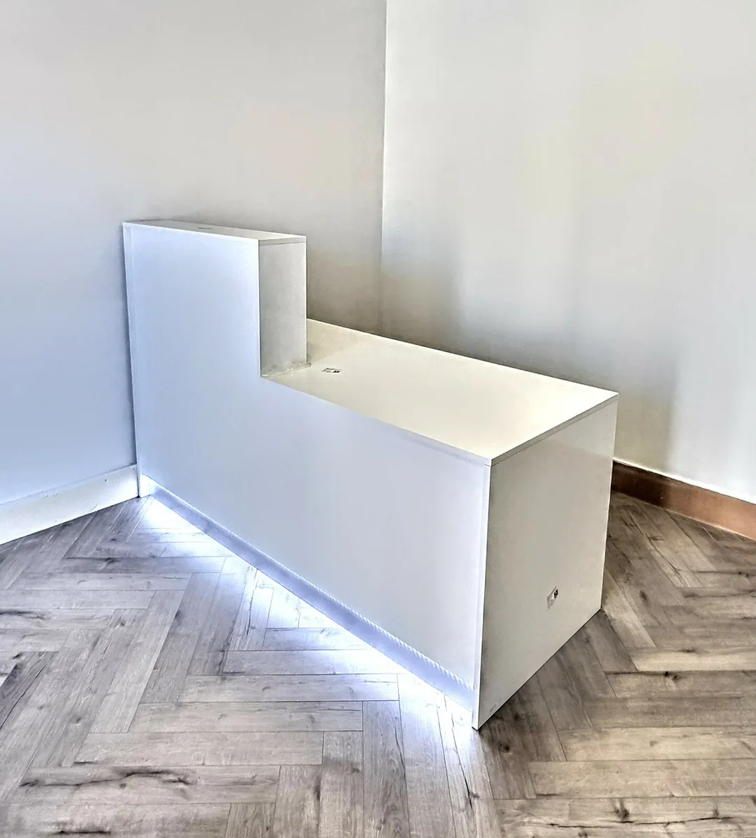 Bespoke reception desks - Image 1