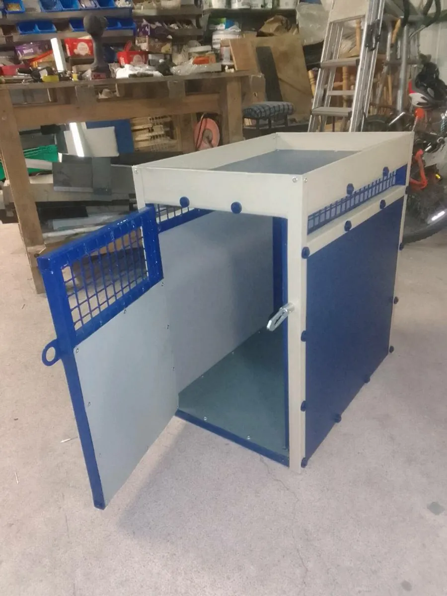 Dog transport box. - Image 1