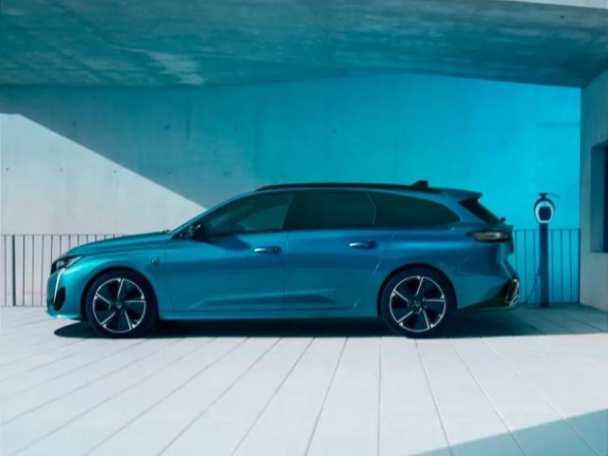 Peugeot 308 GT Hybrid 136bhp  order Your 252 Toda - Image 2