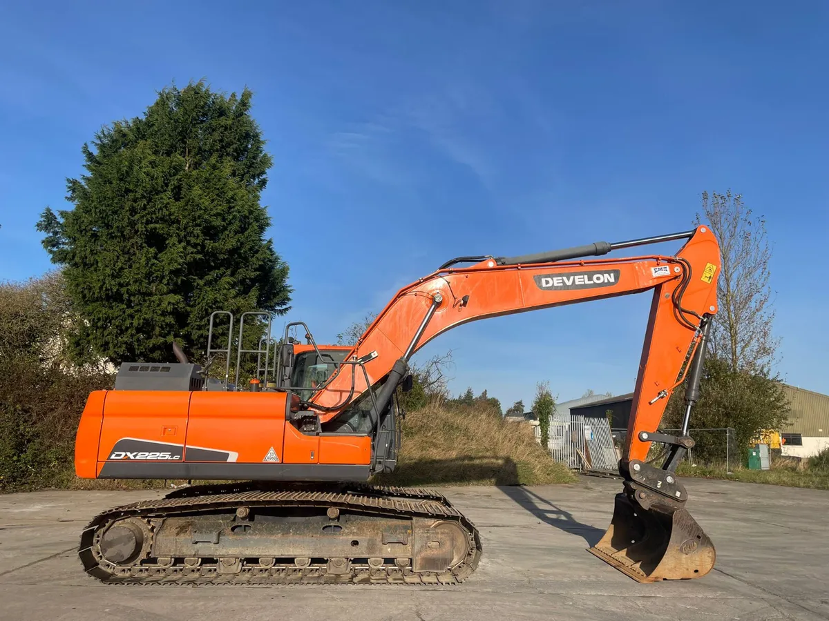 2017 Doosan DX225LC-5 - Image 1