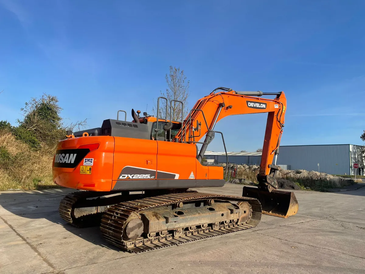 2017 Doosan DX225LC-5 - Image 2