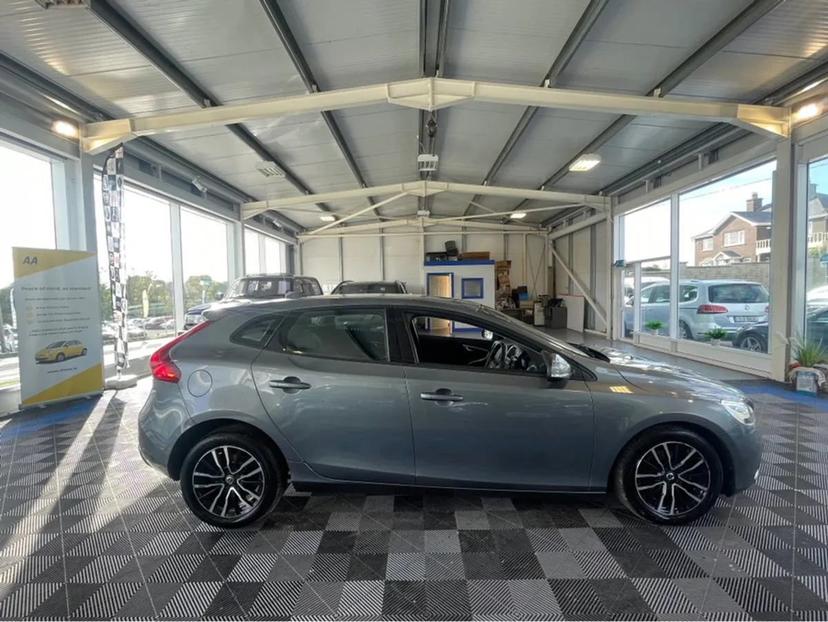 Volvo V40 Momentum D2 2.0 120 Bhp - Image 4