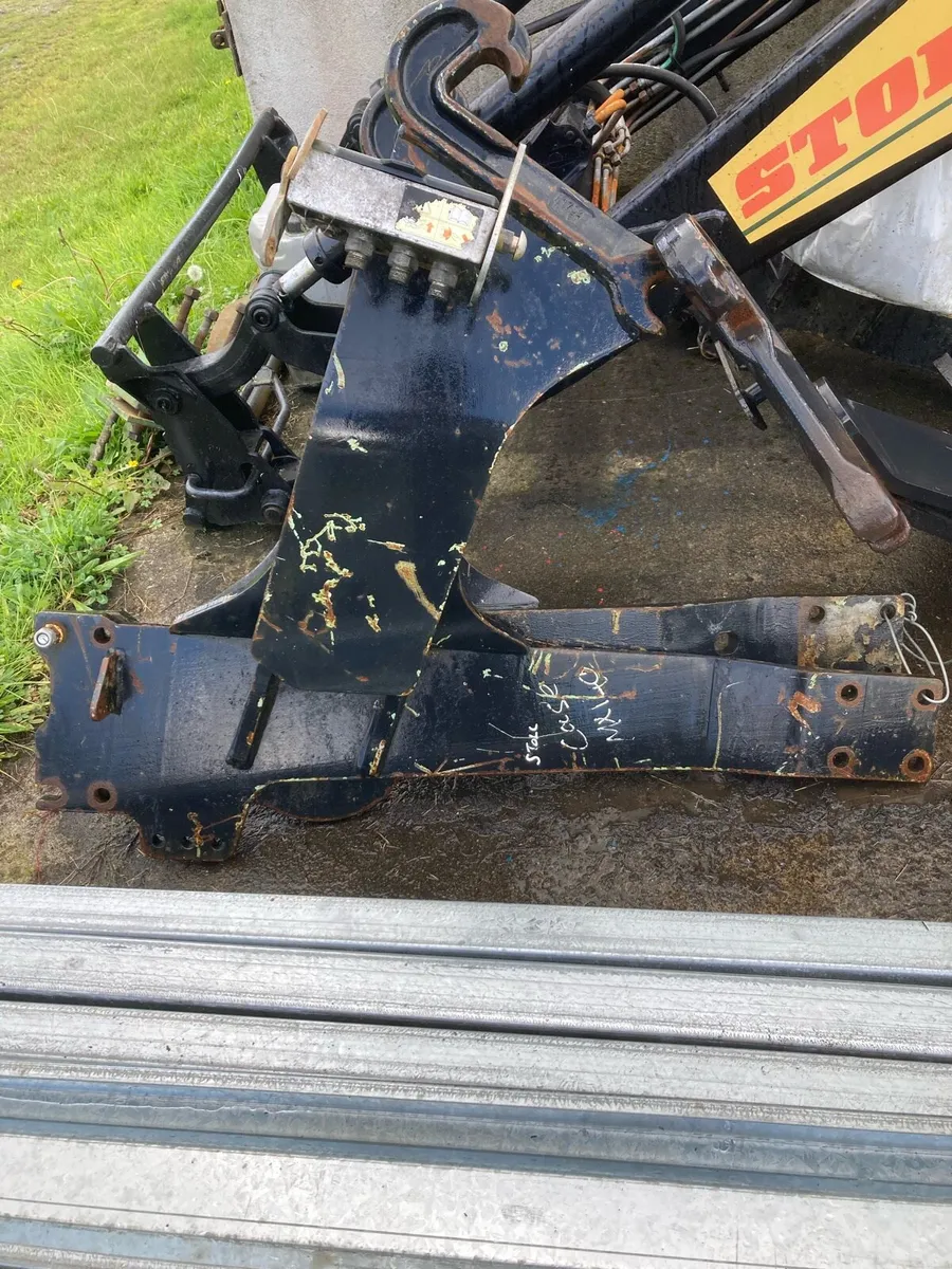 Loaders and brackets for New Holland tractor. - Image 3