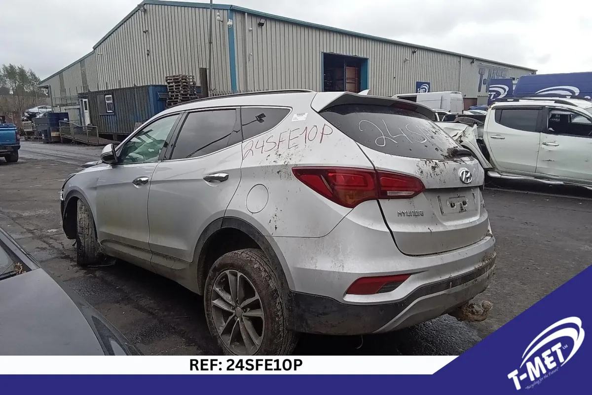 2016 HYUNDAI SANTA FE BREAKING FOR PARTS - Image 1