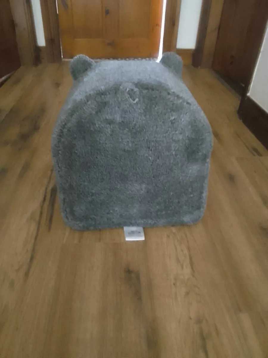 Cat Hut plus Cat tunnel for sale in Co. Galway for €15 on DoneDeal