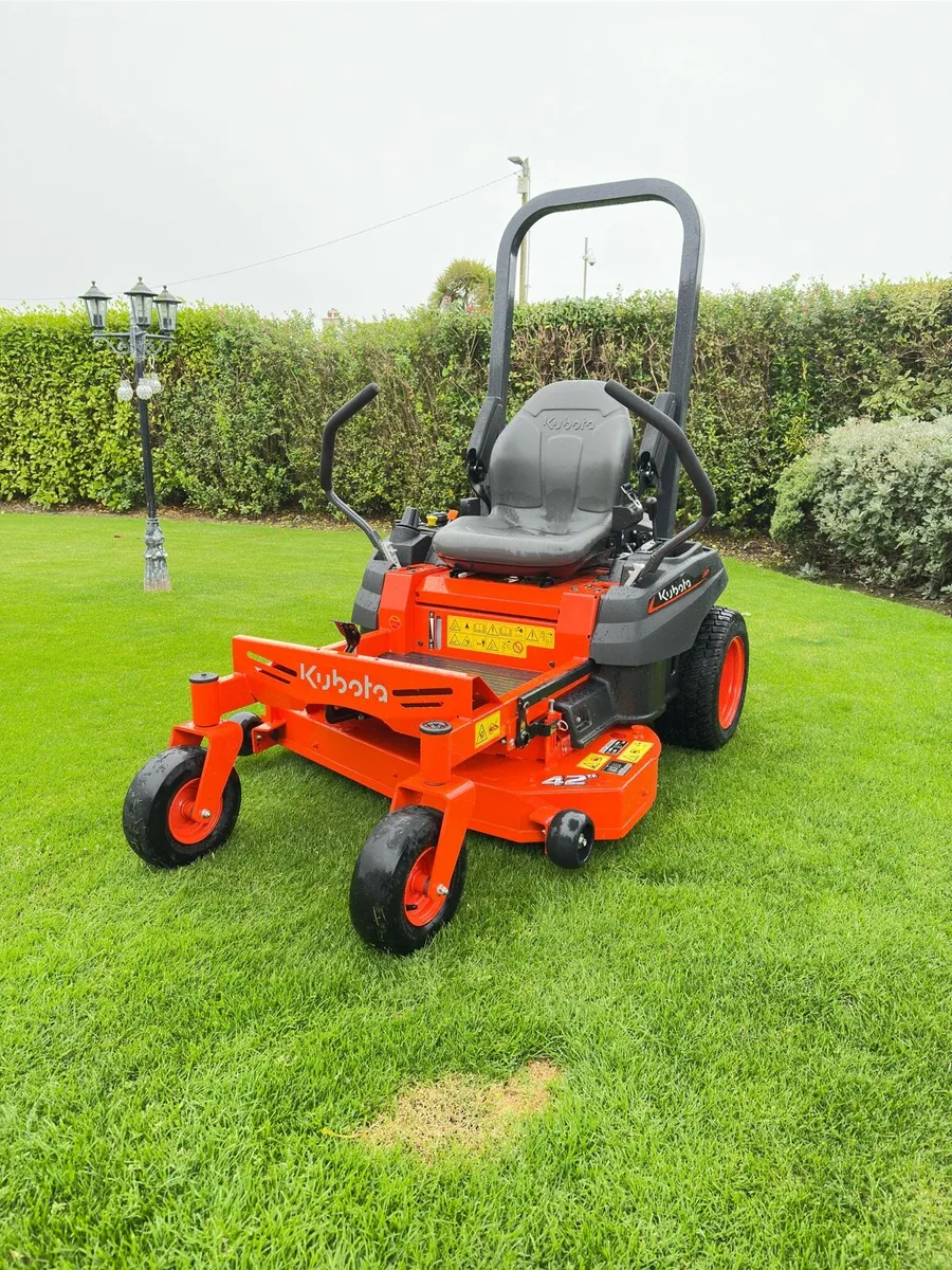 Kubota Z122R zero turn mower - Image 1