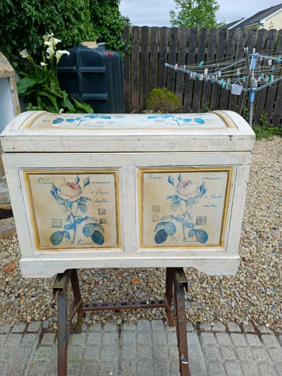 Collection of Vintage Storage Chest - Image 2