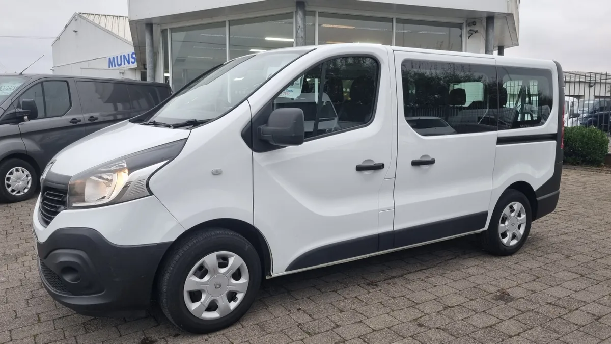 192 RENAULT TRAFIC 9 SEATER 1  GRADE 1 - Image 1