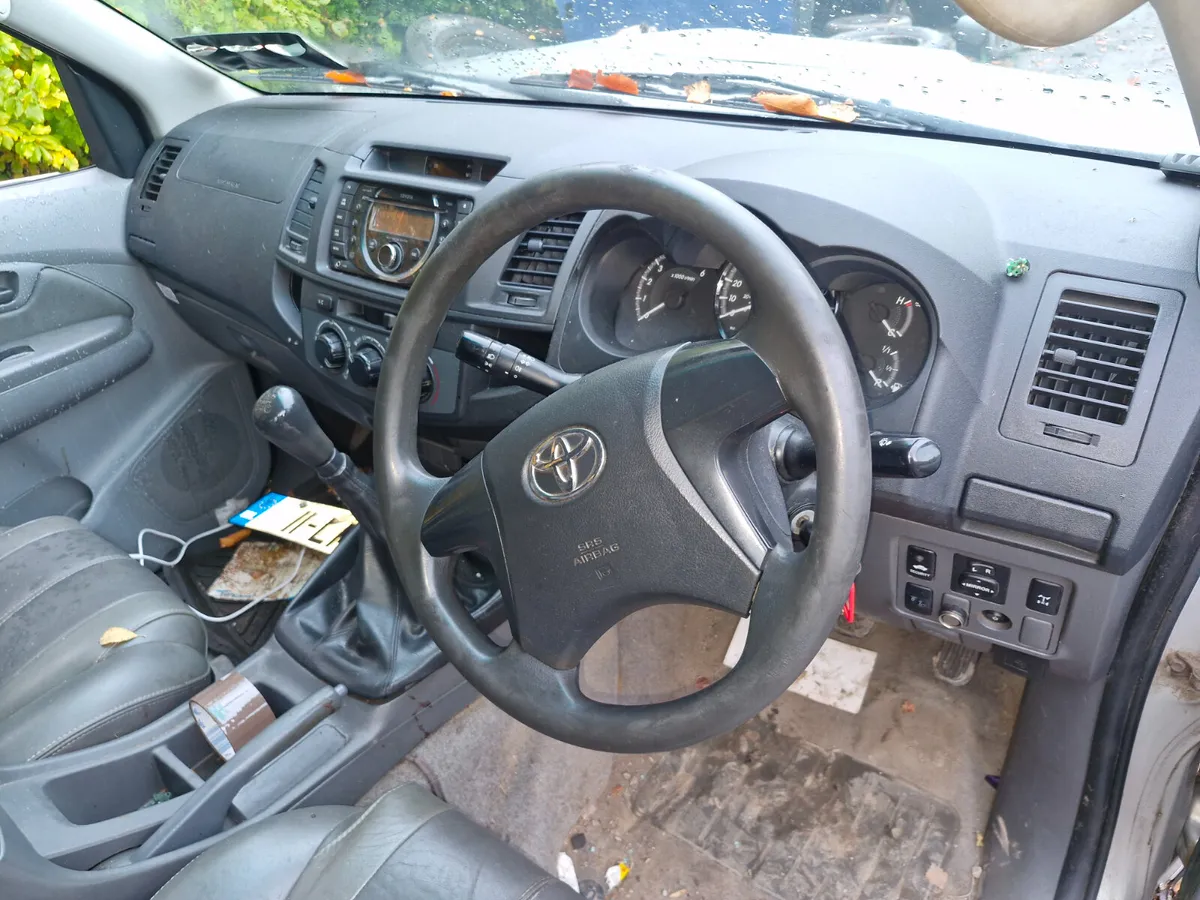 Toyota hilux 05 to 16 breaking for parts - Image 2