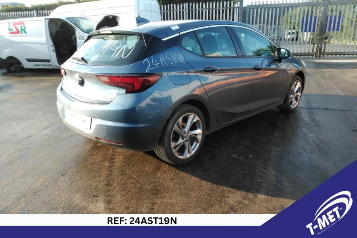 2017 VAUXHALL ASTRA BREAKING FOR PARTS - Image 4