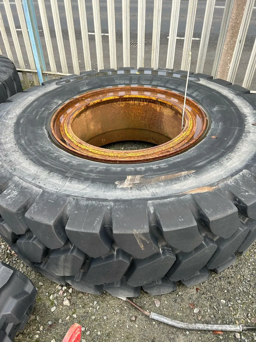 2100/R25 tyres with rims - Image 1