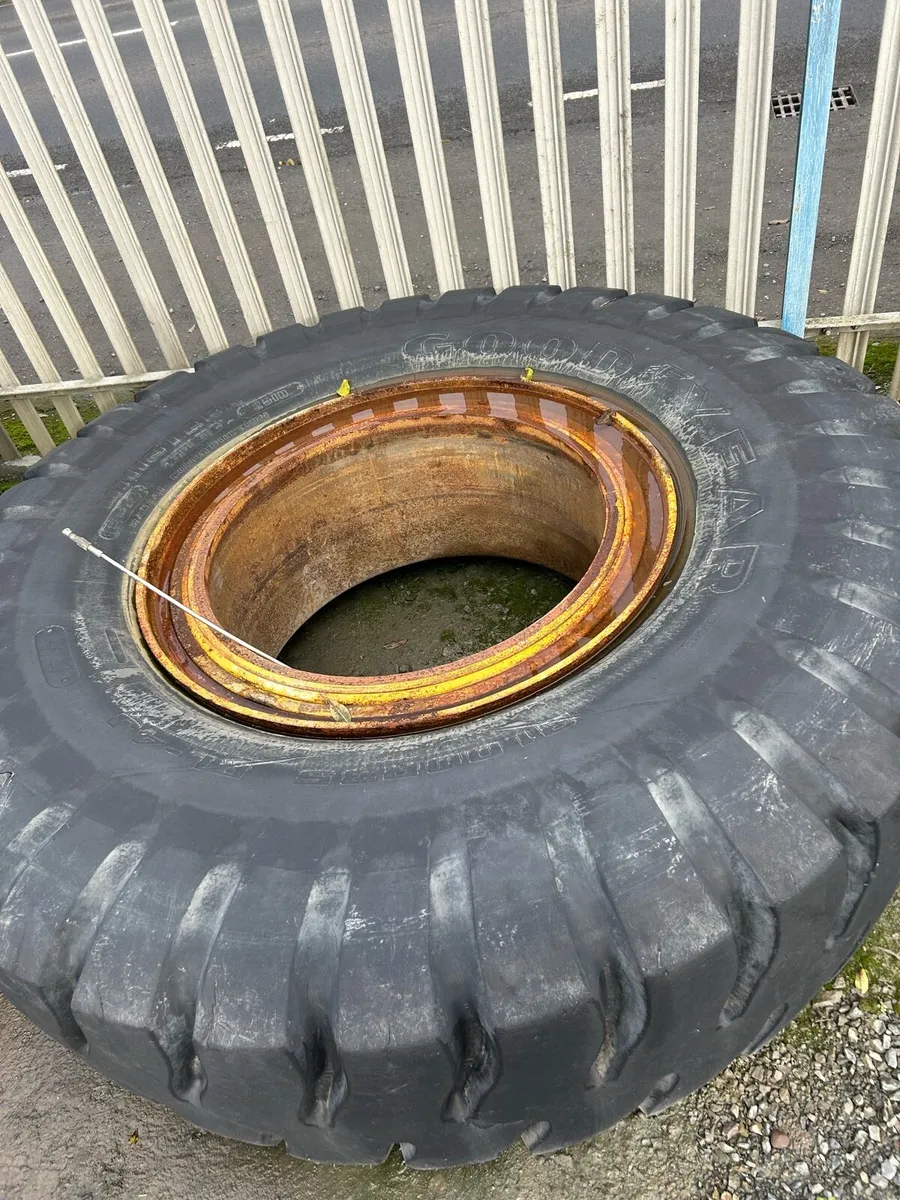 2100/R25 tyres with rims - Image 2