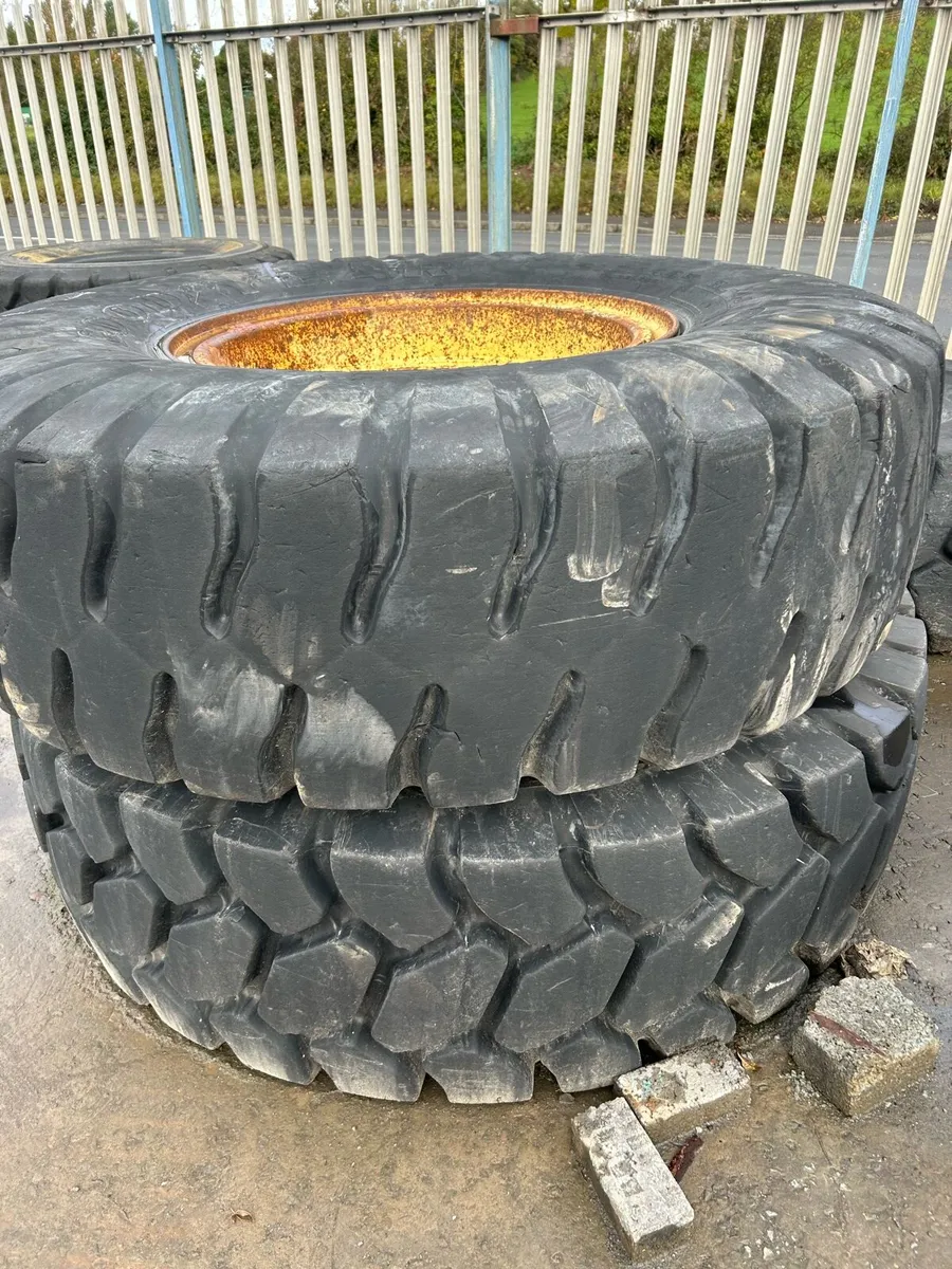 2100/R25 tyres with rims - Image 3