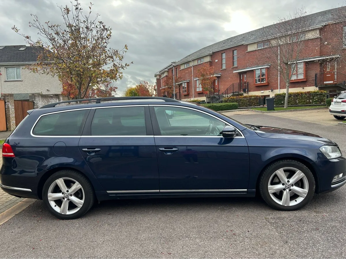 Volkswagen Passat 2012 - Image 2