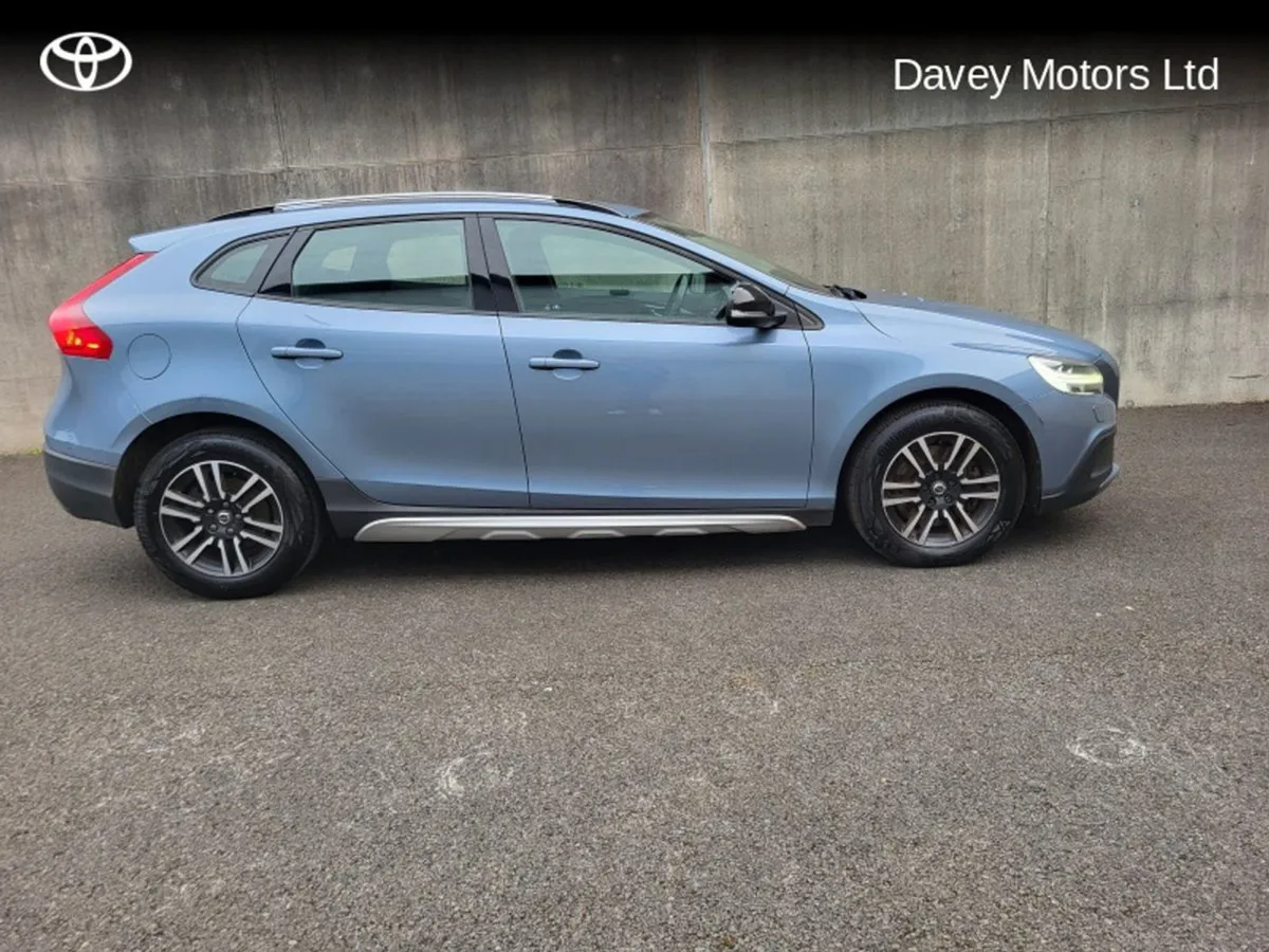 Volvo V40 2.0 D2 Crosscounty Nav  5DR A 40 Series - Image 3