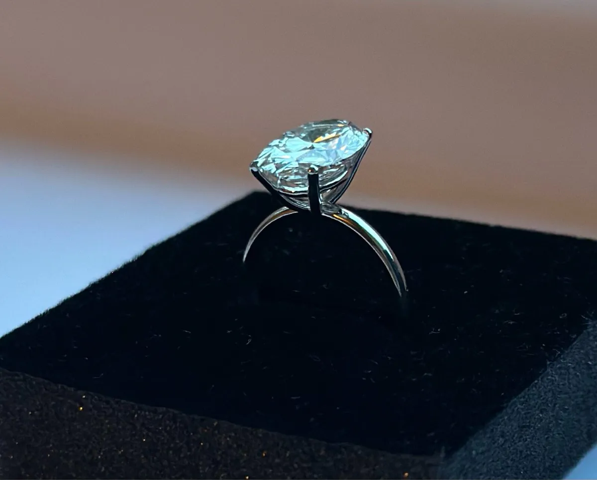 6 CARAT DIAMOND RING - Image 1