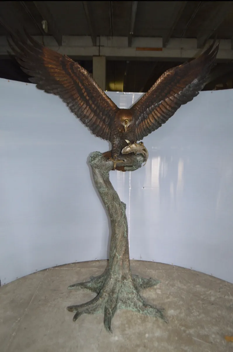 Bronze eagle sculpture - Image 1