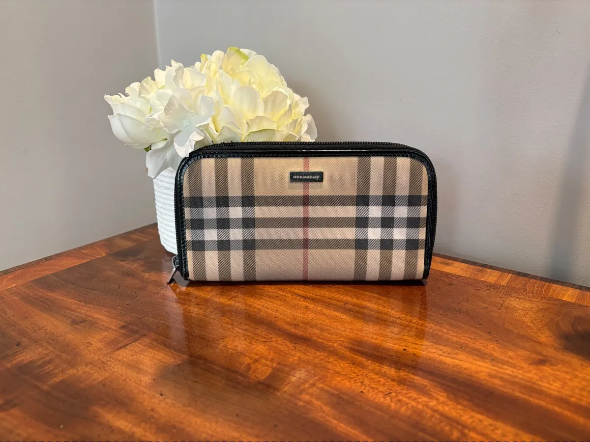 Burberry sale wallet hotsell