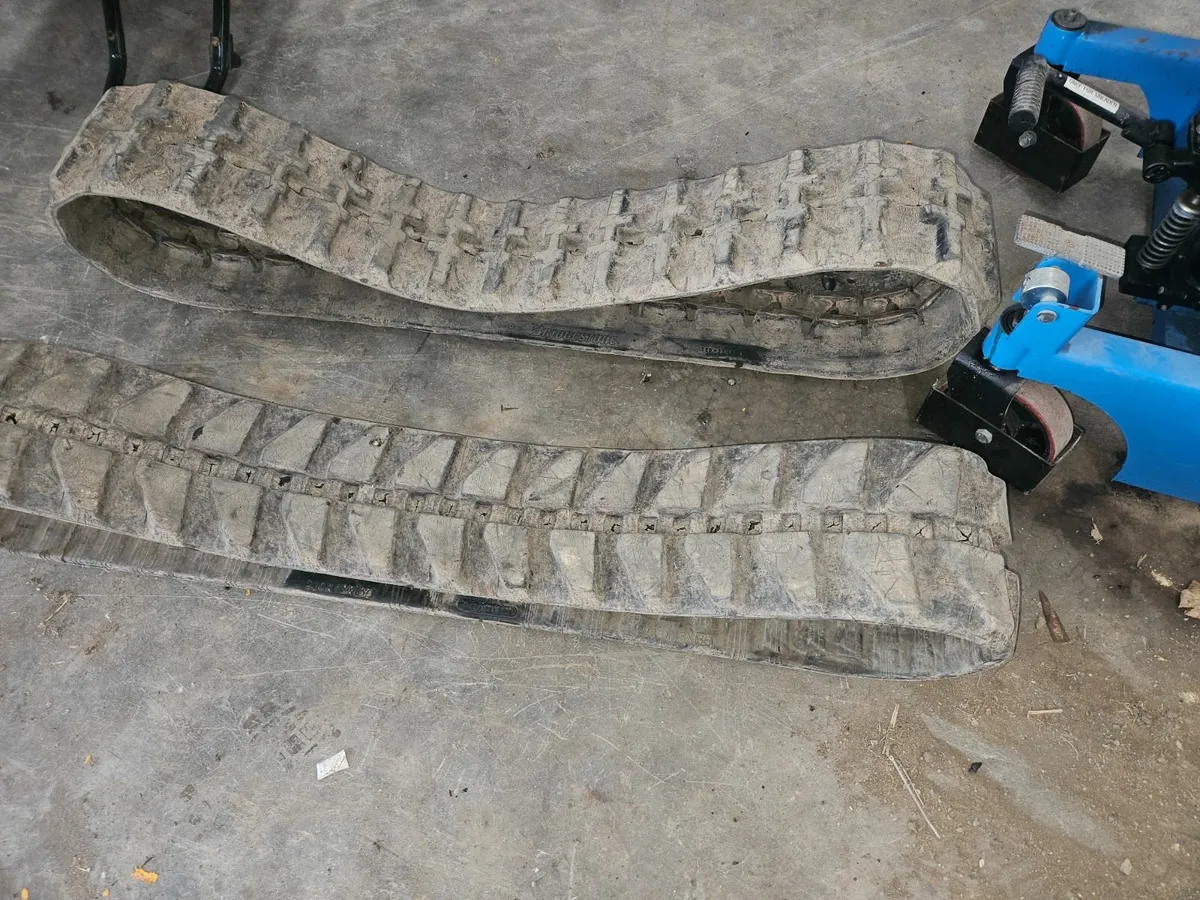 Rubber tracks for hitachi - Image 1