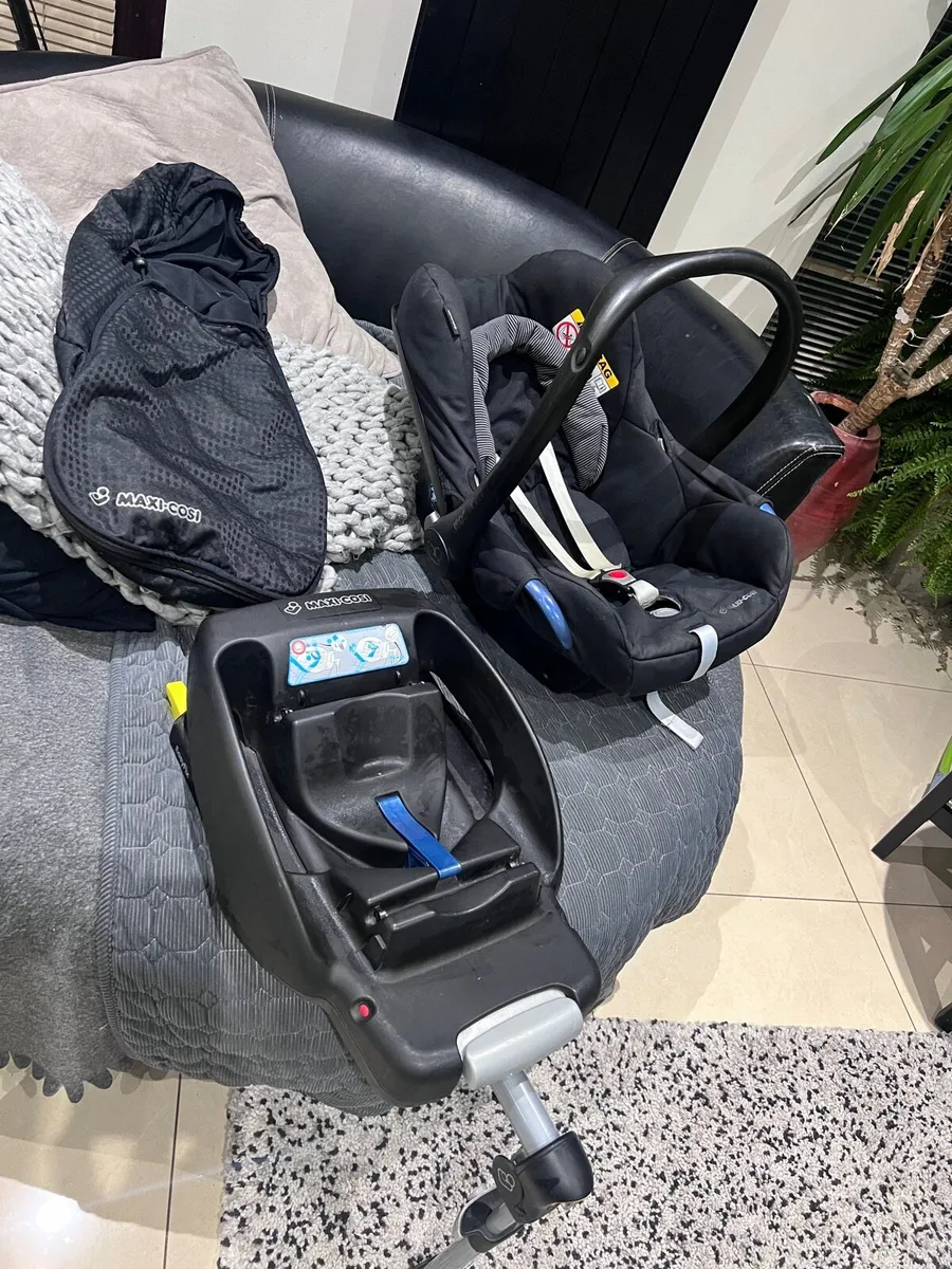 Maxi cosy iso fix car seat and base in swords