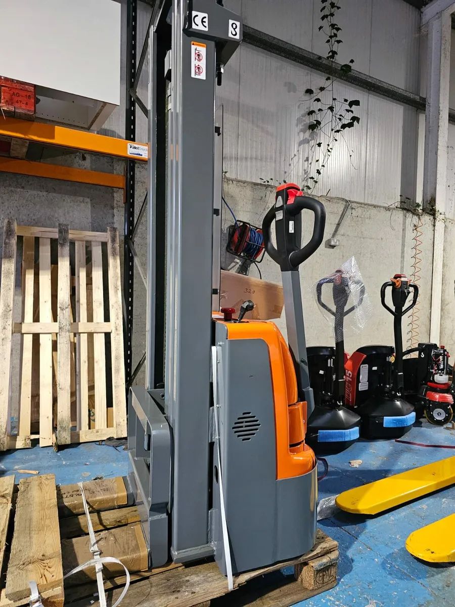 Electric pallet stacker 3.6m 1500kg lift capacity - Image 1