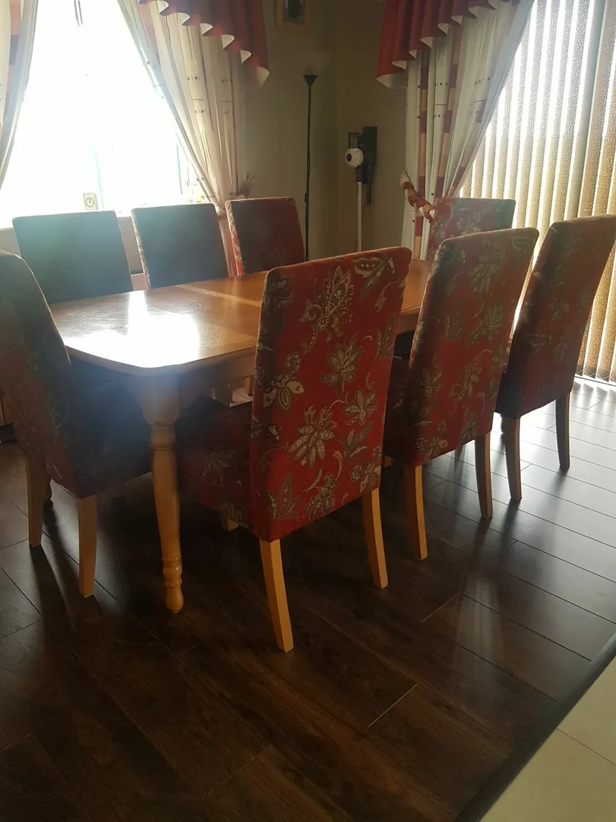 Table and chairs - Image 3