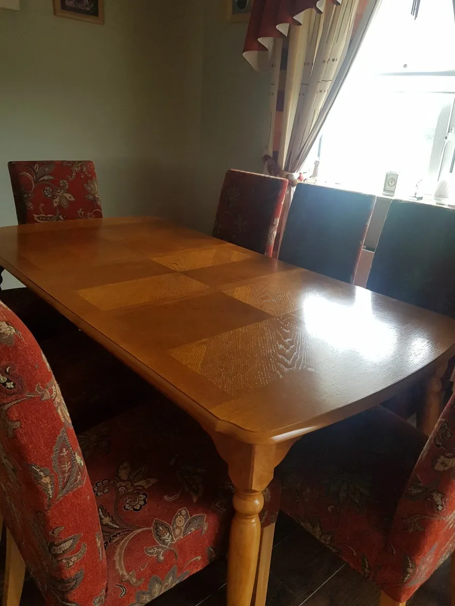Table and chairs - Image 4