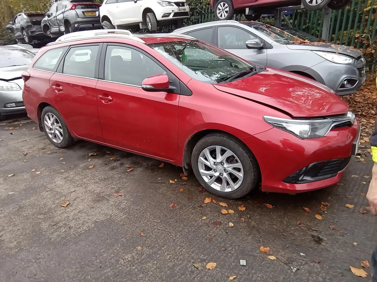 2015 TOYOTA AURIS BREAKING FOR PARTS - Image 1
