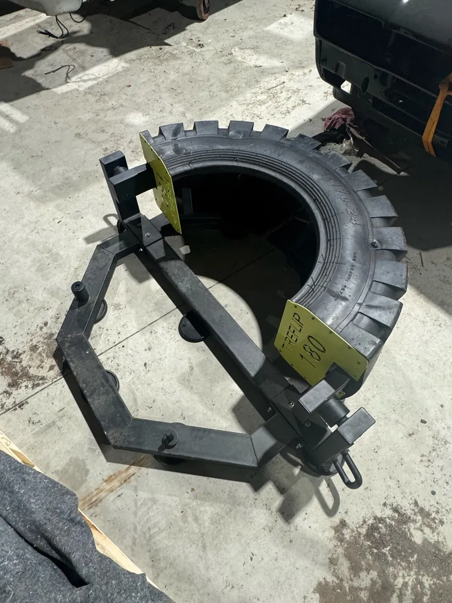 Tyre flip machine