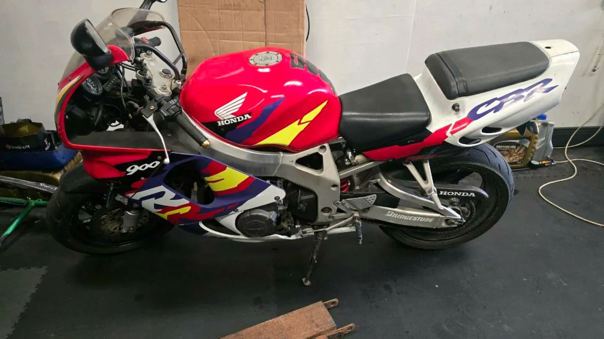 1996 Honda CBR900RR Fireblade - Image 2