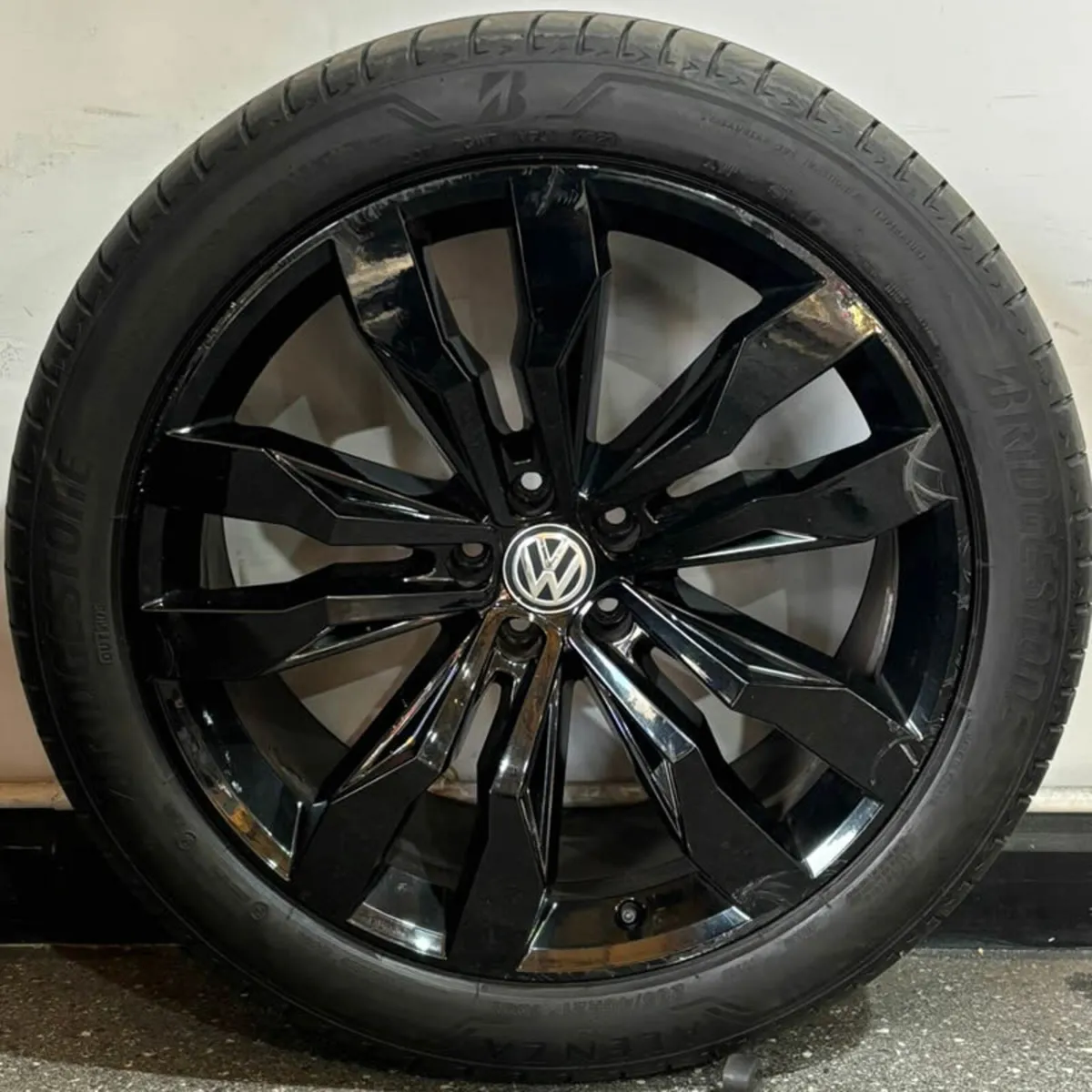 21" Genuine Touareg Suzuka Alloy Wheels & Tyres - Image 2