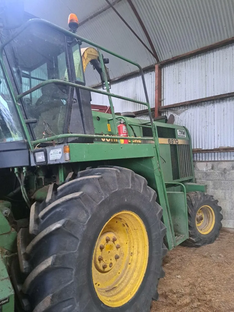 John Deere 6910 Forage Harvester - Image 2