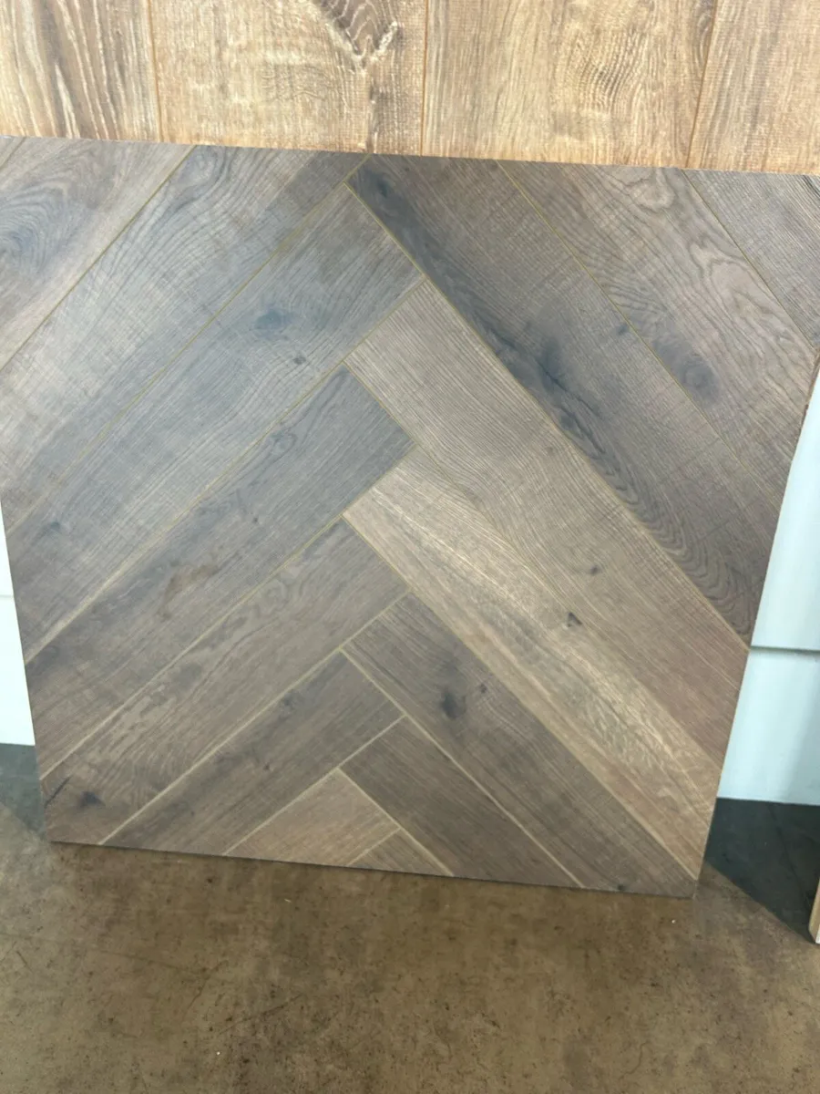 Herringbone laminate floor 12mm - Image 4
