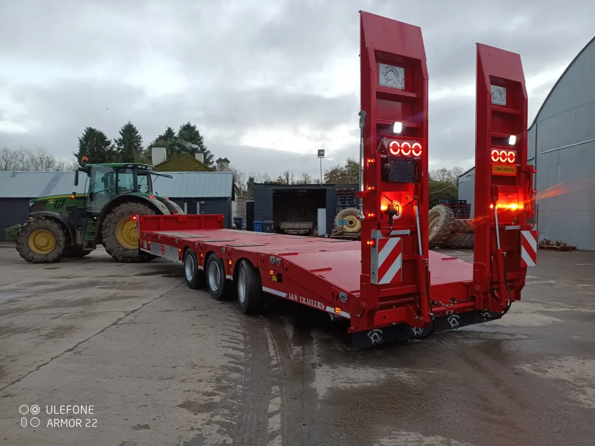 A&W Tri axle Low Loader 3 axle & 4 axle LowLoader - Image 1