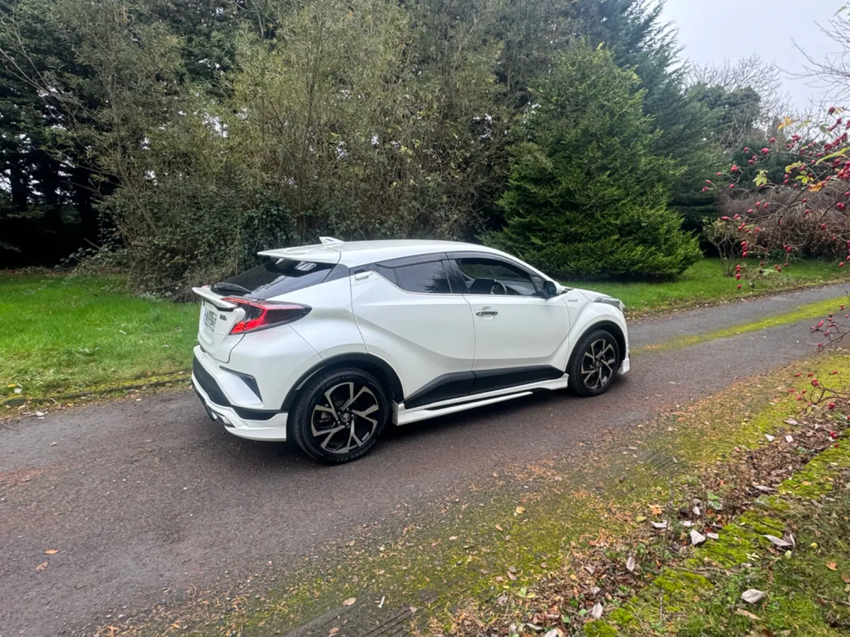 18 TOYOTA  CHR HYBRID AUTO - Image 2