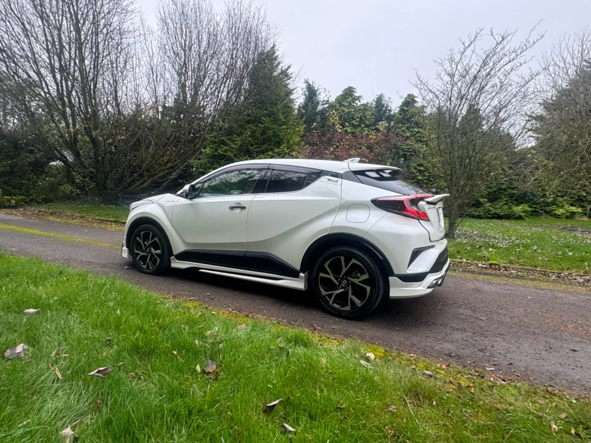 18 TOYOTA  CHR HYBRID AUTO - Image 3