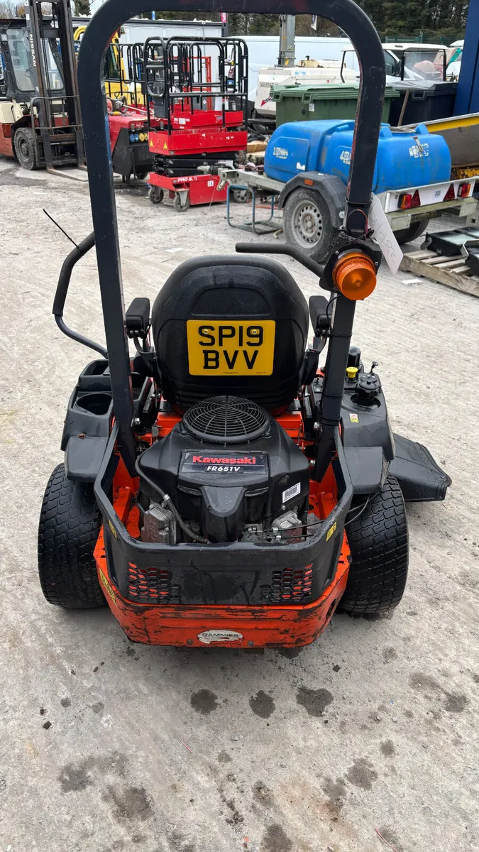 Kubota Z122R Ride on Mower - Image 3