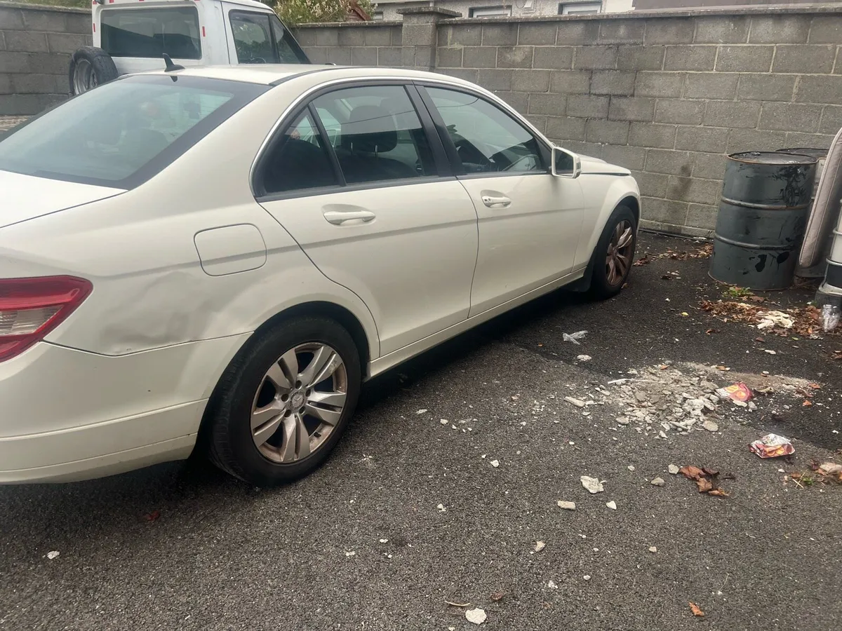 2009 Mercedes C200 2.1 diesel manual for parts - Image 3