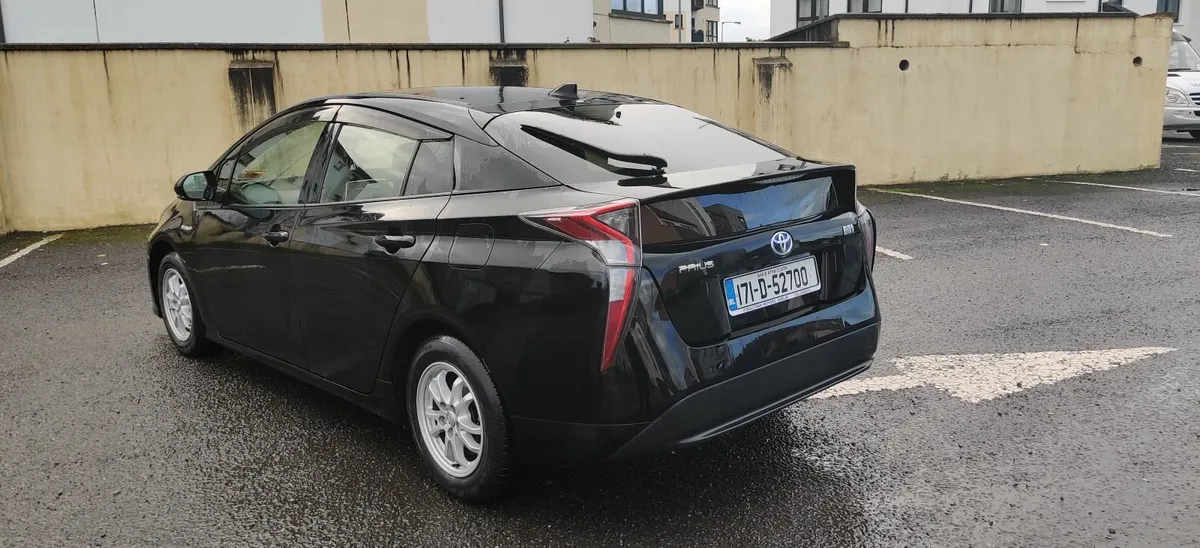 Toyota Prius 2017 - Image 2