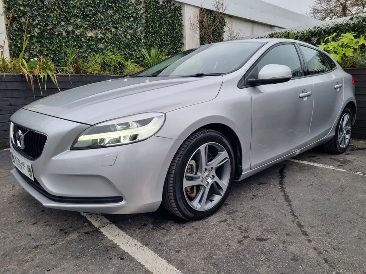 Volvo V40 2.0 D4 Auto Momentum / HI Spec / Tax  2 - Image 1