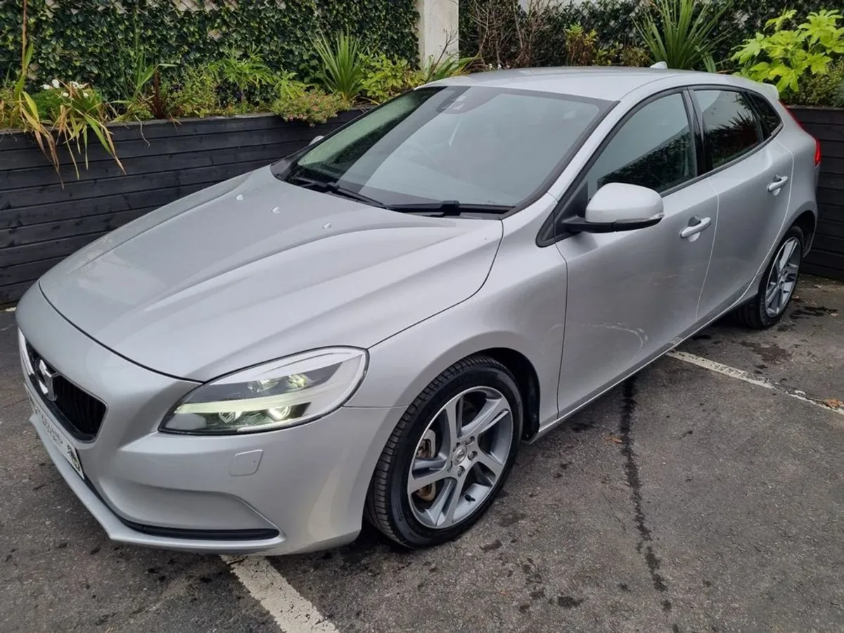 Volvo V40 2.0 D4 Auto Momentum / HI Spec / Tax  2 - Image 2