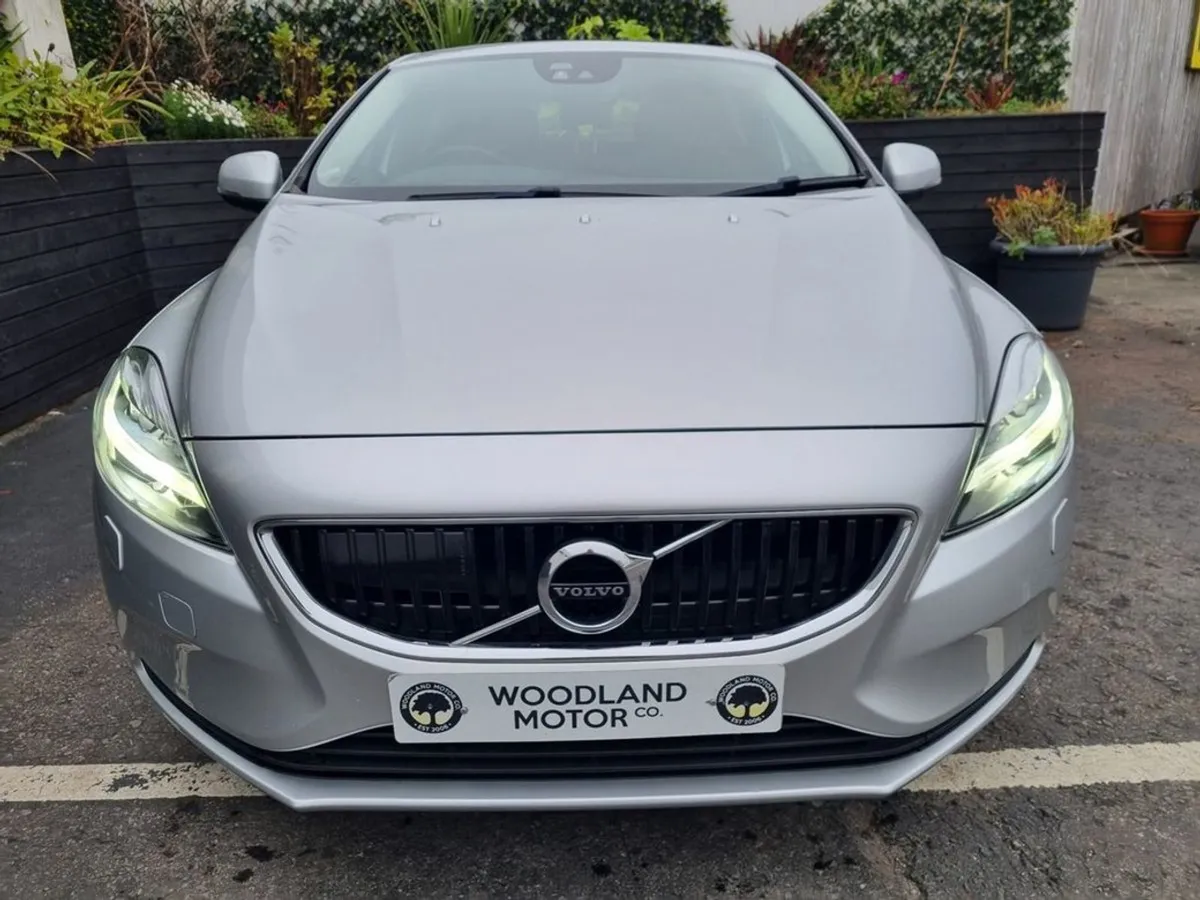 Volvo V40 2.0 D4 Auto Momentum / HI Spec / Tax  2 - Image 4