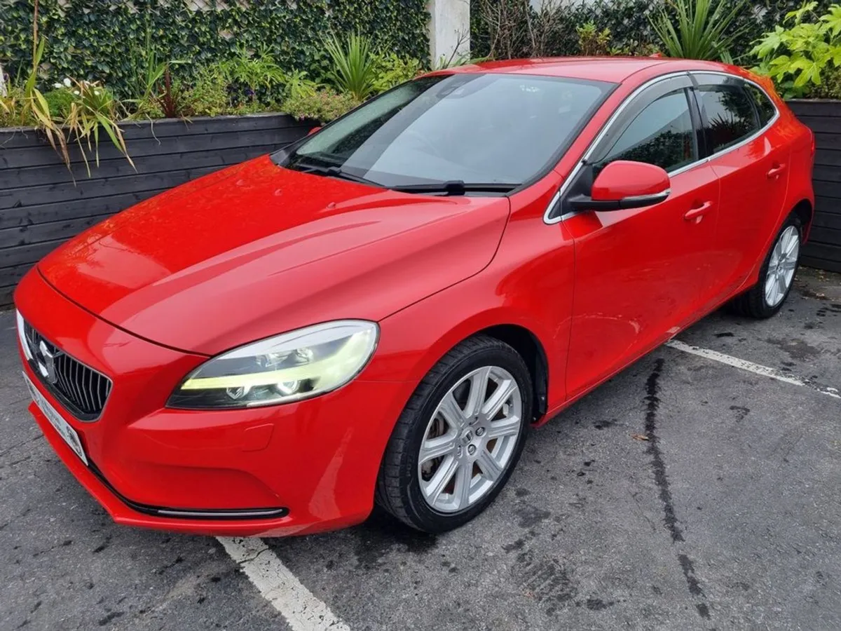 Volvo V40 1.5 T3 150BHP Auto Inscription / TOP Sp - Image 2