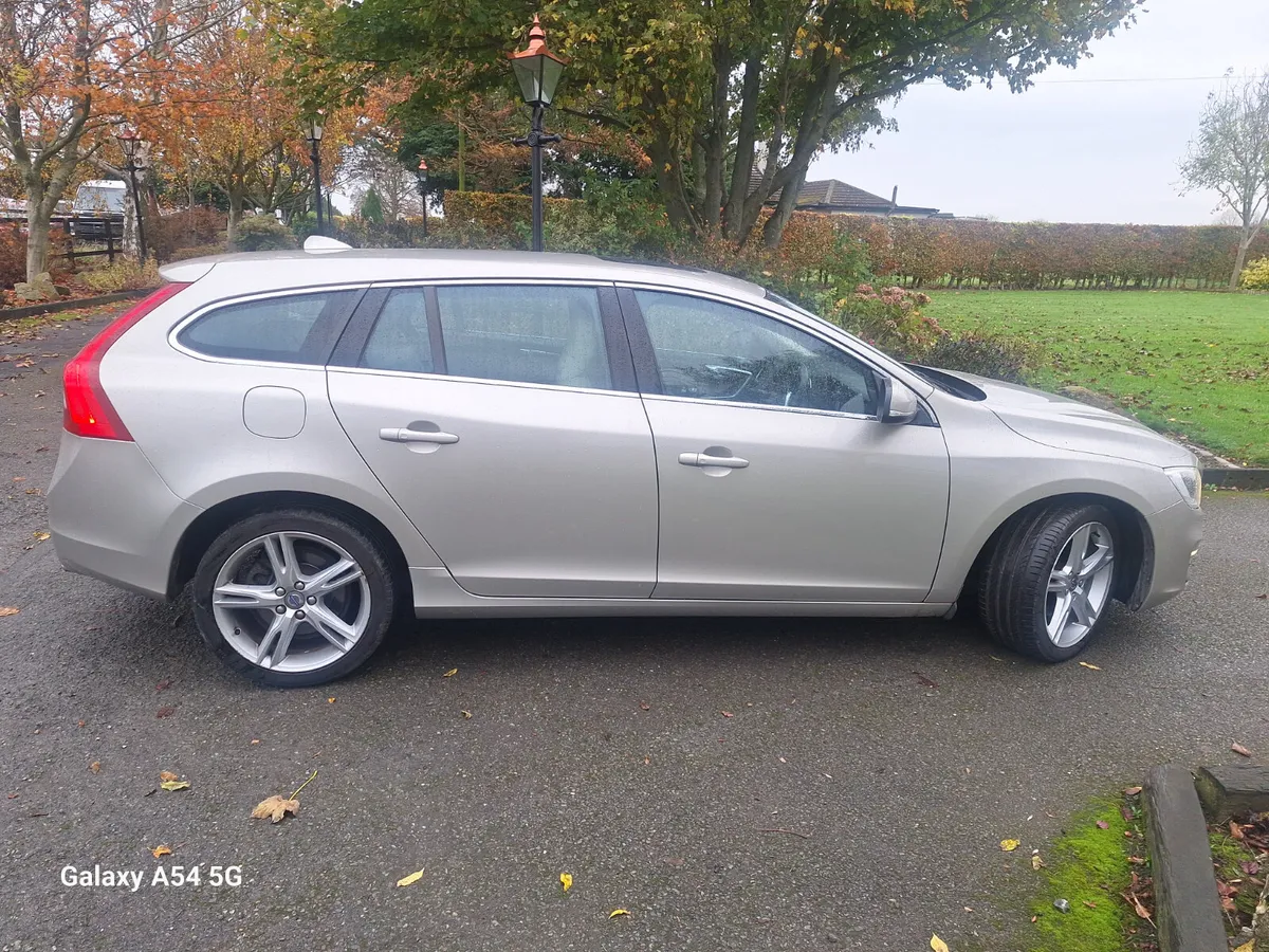 Volvo V60 DIESEL AUTOMATIC D4 - Image 4